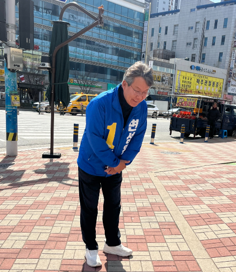 변성완 부산 강서구 더불어민주당 후보가 길거리 인사를 하고 있다. /사진=한정수 기자