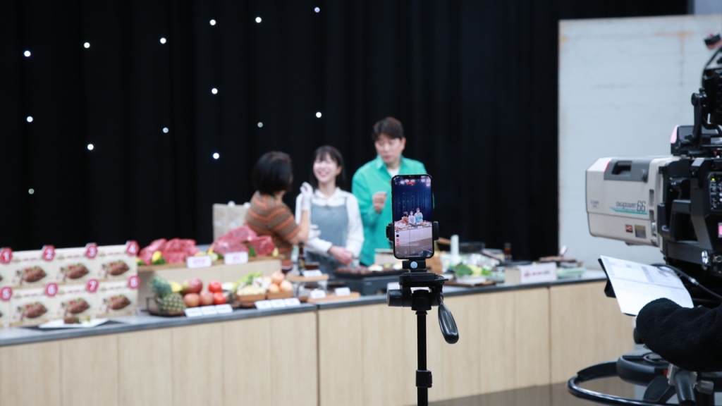 지난 21일 저녁 서울 영등포구 양평동 롯데홈쇼핑 사옥에서 진행된 '최유라쇼' 촬영 현장. /사진제공=롯데홈쇼핑