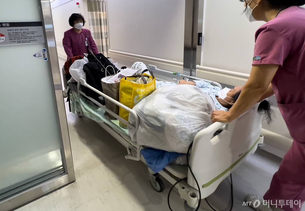 경기도 부천 원미구 순천향대부천병원 정형외과 병동에서 간호사가 환자와 짐을 다른 병동으로 옮기고 있다./사진=[부천=뉴시스] 김명년 기자