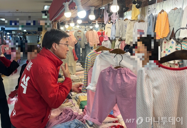 김대식 국민의힘 부산 사상구 후보가 지난 19일 쇼핑몰 르네시떼에서 상인들과 대화하고 있는 모습. /사진=한정수 기자