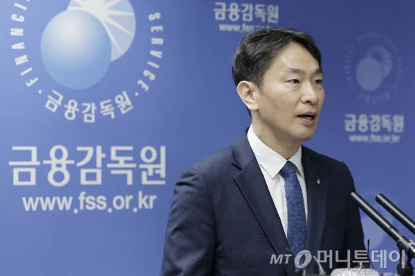 [서울=뉴시스] 최동준 기자 = 이복현 금융감독원 원장이 11일 서울 영등포구 금융감독원에서 홍콩 H지수 ELS 검사결과 및 분쟁조정기준 관련 브리핑을 하고 있다. 2024.03.11. photocdj@newsis.com /사진=최동준