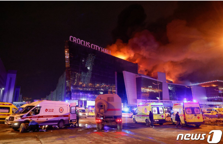 22일(현지시간) 러시아 모스크바 외곽 크로커스 시티홀이 총격 사건으로 불이 붙었다. 소방 및 구급 차량이 현장에 도착한 모습. 2024.03.22/ © 로이터=뉴스1 © News1 권진영 기자