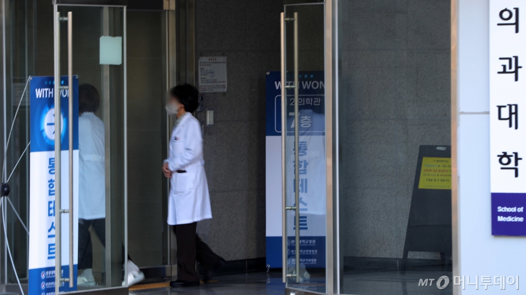 (익산=뉴스1) 유경석 기자 = 16일 전북 익산시 원광대학교병원 의과대학에서 의료진이 이동하고 있다. 원광대병원 22개과 전공의 126명은 전원 사직서를 제출해 다음 달 15일까지만 근무할 예정이다. 2024.2.16/뉴스1  Copyright © 뉴스1. All rights reserved. 무단 전재 및 재배포,  AI학습 이용 금지. /사진=(익산=뉴스1) 유경석 기자