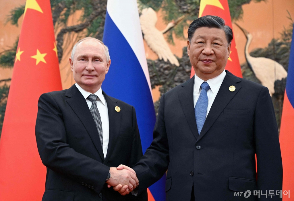 (베이징 AFP=뉴스1) 정지윤 기자 = 18일(현지시간) 중국 베이징에서 블라디미르 푸틴 러시아 대통령(왼쪽)과 시진핑 중국 국가주석이 손을 잡고 포즈를 취하고 있다. 2023.10.18 ⓒ AFP=뉴스1 Copyright © 뉴스1. All rights reserved. 무단 전재 및 재배포, AI학습 이용 금지. /사진=(베이징 AFP=뉴스1) 정지윤 기자