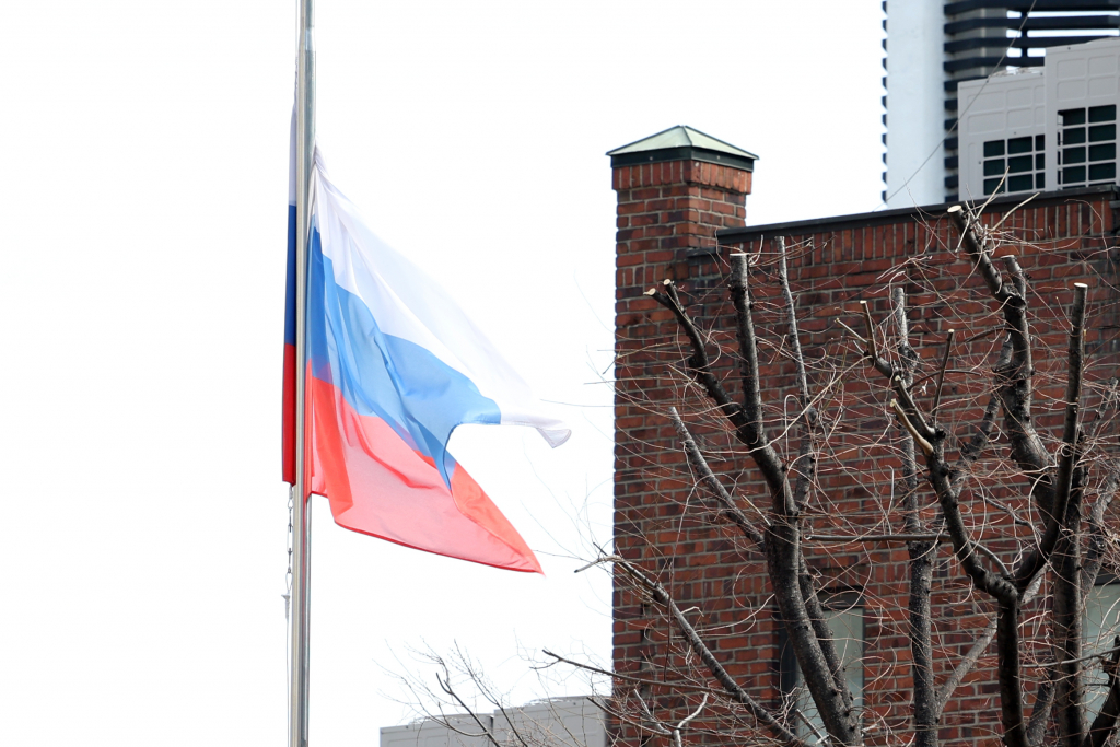 24일 서울 중구 정동 주한러시아 대사관에 조기가 게양돼 있다.  러시아 수도 모스크바에 있는 공연장에서 벌어진 무차별 총격 테러로 현재까지 어린이 3명을 포함해 143명이 숨졌다고 현지 언론은 보도했다. 러시아 당국은 테러에 직접 참여한 용의자 4명 등 모두 11명을 억류했다고 밝혔다./사진=뉴스1