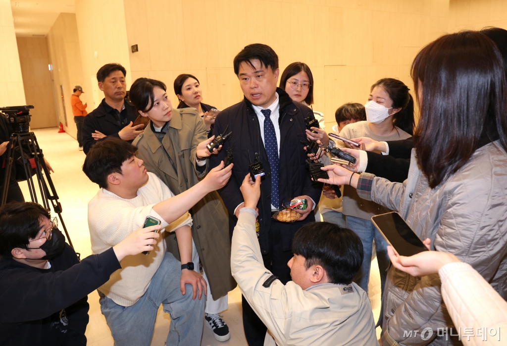 [서울=뉴시스] 김금보 기자 = 임현택 대한의사협회 회장 후보(대한소아청소년과의사회 회장)이 24일 서울 용산구 대한의사협회에서 열린 '의대정원 증원 저지를 위한 비상대책위원회 제5차 회의'에 참석하며 취재진 질문에 답하고 있다. 2024.03.24. kgb@newsis.com /사진=김금보