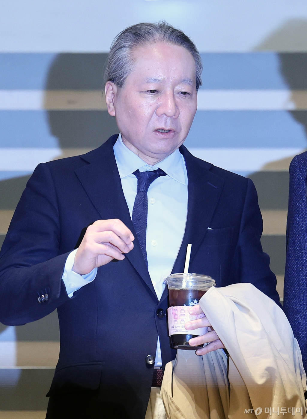 (서울=뉴스1) 박지혜 기자 = 주수호 의협 비상대책위원회 언론홍보위원장이 24일 오후 서울 용산구 대한의사협회에서 열린 의대정원 증원 저지를 위한 비상대책위원회 제5차 회의에 입장하고 있다. 2024.3.24/뉴스1  Copyright © 뉴스1. All rights reserved. 무단 전재 및 재배포,  AI학습 이용 금지. /사진=(서울=뉴스1) 박지혜 기자