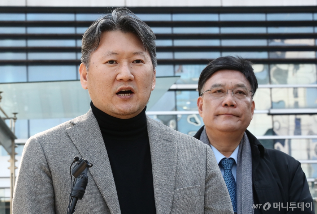 (서울=뉴스1) 이광호 기자 = 김창수 전국 33개 의과대학 교수협의회(전의교협) 회장이 14일 오후 서울 서초구 행정법원에서 열린 의대 증원 취소 집행정지 사건 심문기일에 출석하며 입장을 밝히고 있다. 오른쪽은 전의교협 법률대리인 이병철 변호사. 2024.3.14/뉴스1  Copyright © 뉴스1. All rights reserved. 무단 전재 및 재배포,  AI학습 이용 금지. /사진=(서울=뉴스1) 이광호 기자