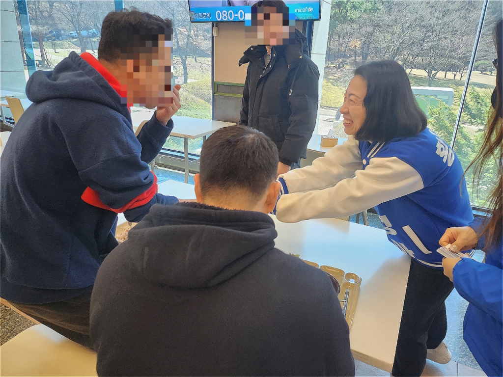 황정아 더불어민주당 대전 유성을 국회의원 후보가 지난 21일 오전 11시 정보통신기획평가원(IITP) 구내식당에서 직원들과 인사를 나누는 모습,/사진=오문영 기자