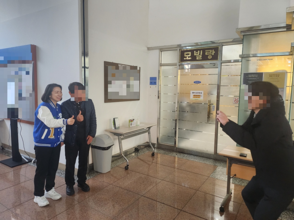 황정아 더불어민주당 대전 유성을 국회의원 후보가 지난 21일 오전 11시 정보통신기획평가원(IITP) 구내식당에서 IITP 직원과 사진을 촬영하고 있다./사진=오문영 기자