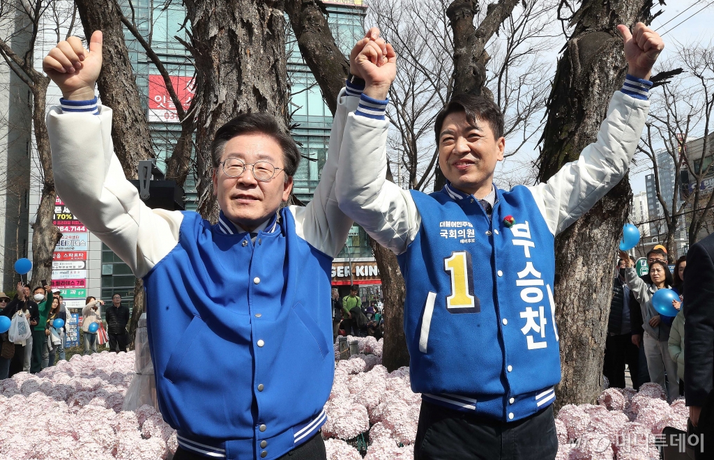 [용인=뉴시스] 조성봉 기자= 이재명 더불어민주당 대표와 용인병 부승찬 예비후보가 16일 경기 용인시 수지구청역 인근에서 손을 잡고 시민들에게 인사를 하고 있다.(공동취재)2024.03.16. photo@newsis.com /사진=조성봉