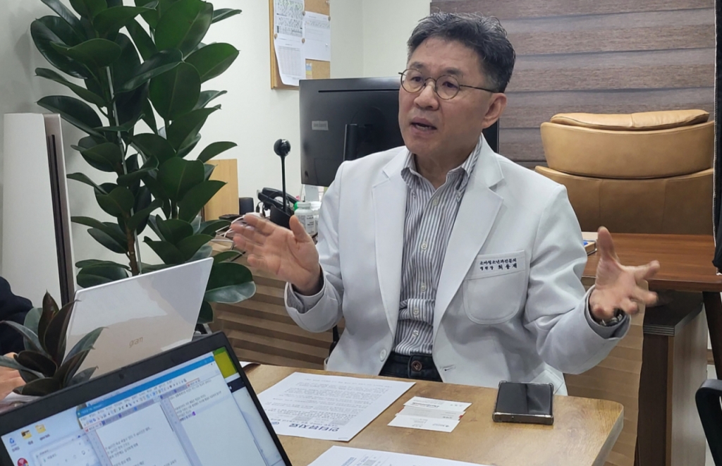 최용재 대한아동병원협회 회장(의정부 튼튼어린이병원장)이 22일 기자들과 만나 정부의 필수의료 정책 패키지에 대해 이야기하고 있다./사진=박정렬 기자