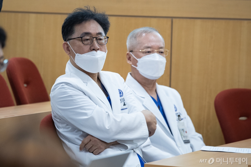 (서울=뉴스1) 유승관 기자 = 연세대학교 의과대학 교수들이 25일 서울 서대문구 신촌 세브란스병원에서 열린 의대정원 증원에 대한 전국의과대학교수협의회 기자회견을 지켜보고 있다.  전국의과대학교수협의회는 이날 정부의 입학정원과 정원배정 철회가 없는 한 위기는 해결될 수 없다며 오늘부터 교수들의 자발적 사직과 주52시간 근무, 외래진료 축소는 예정대로 진행될 것이라고 밝혔다. 2024.3.25/뉴스1  Copyright © 뉴스1. All rights reserved. 무단 전재 및 재배포,  AI학습 이용 금지. /사진=(서울=뉴스1) 유승관 기자