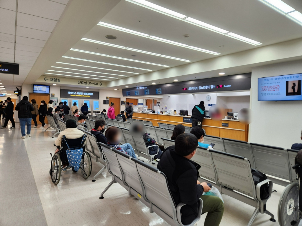 25일 낮 12시쯤 서울 서대문구 신촌 세브란스병원 당뇨병 센터 앞 대기석에는 듬성듬성 빈 자리가 눈에 띄었다. 남편의 혈당 검사를 위해 당뇨병 센터를 찾았다는 김모씨(77)는 "매달 병원에 오는데 평소에는 앉을 자리가 없을 정도로 사람이 많다"고 설명했다. /사진=최지은 기자