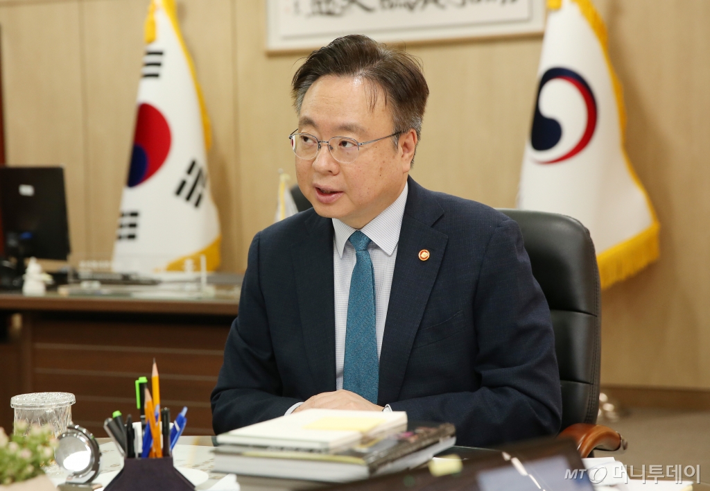 조규홍 보건복지부 장관이 25일 정부세종청사 내 장관 집무실에서 머니투데이와 인터뷰하고 있다. /사진=김휘선 기자 hwijpg@