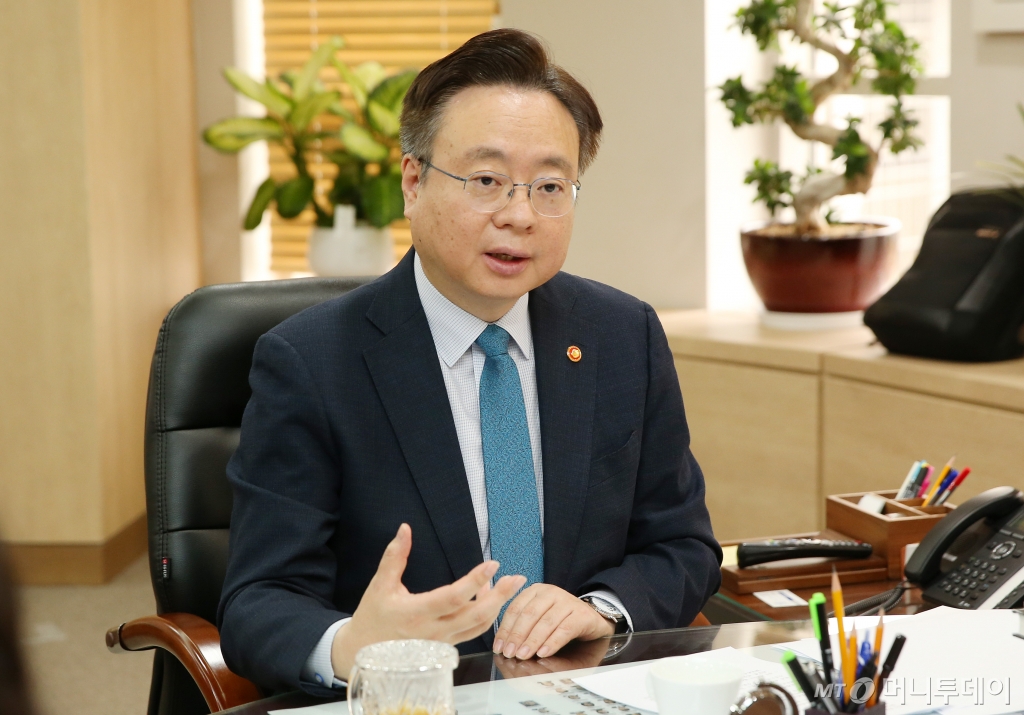 조규홍 보건복지부 장관이 25일 정부세종청사 내 장관 집무실에서 머니투데이와 인터뷰하고 있다. /사진=김휘선 기자 hwijpg@