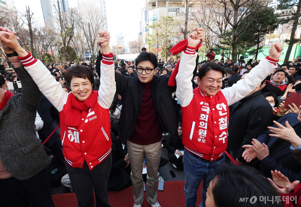 한동훈 국민의힘 비상대책위원장이 8일 오전 재건축 추진 중인 경기도 성남시 분당구 양지금호1단지아파트를 방문해 안철수, 김은혜 후보와 함께 시민들에게 인사하고 있다. (공동취재) 2024.3.8/사진=뉴스1 /사진=(성남=뉴스1) 김영운 기자