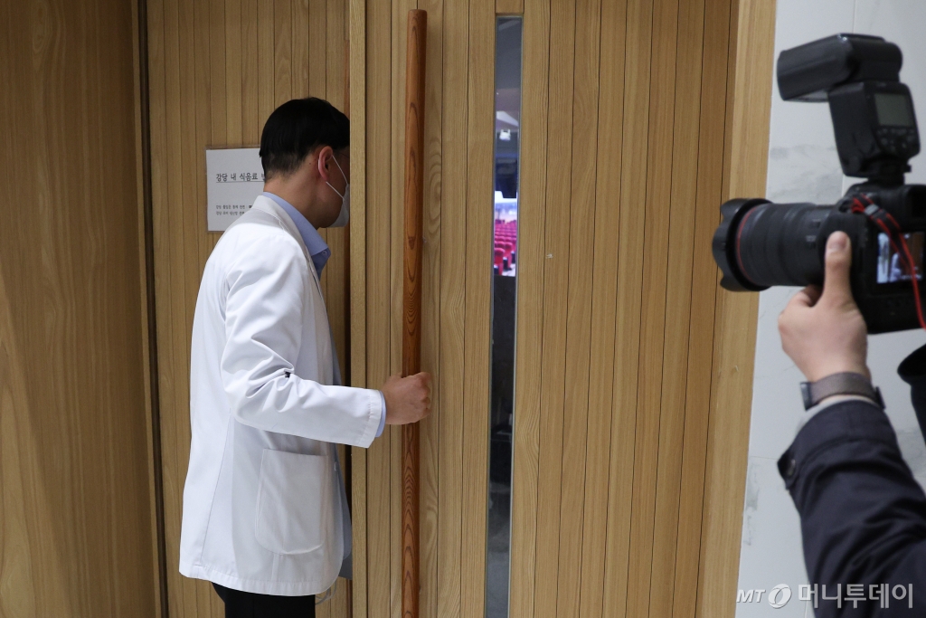 (서울=뉴스1) 신웅수 기자 = 25일 오후 서울 종로구 서울대학교병원 어린이병원에서 열린 서울대학교 의과대학 교수협의회 비상대책위원회 비상총회에 한 의료진이 참석하고 있다. 2024.3.25/뉴스1  Copyright © 뉴스1. All rights reserved. 무단 전재 및 재배포,  AI학습 이용 금지. /사진=(서울=뉴스1) 신웅수 기자