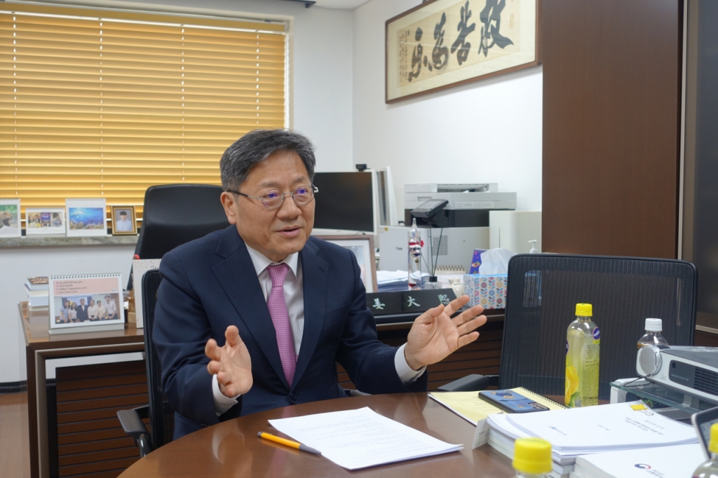 강대희 서울대 의대 예방의학교실 교수(서울대 의대 지역의료혁신센터장·한국원격의료학회장)가 서울대 연건캠퍼스 연구실에서 본지와 인터뷰하고 있다. /사진=서울대학교 의과대학