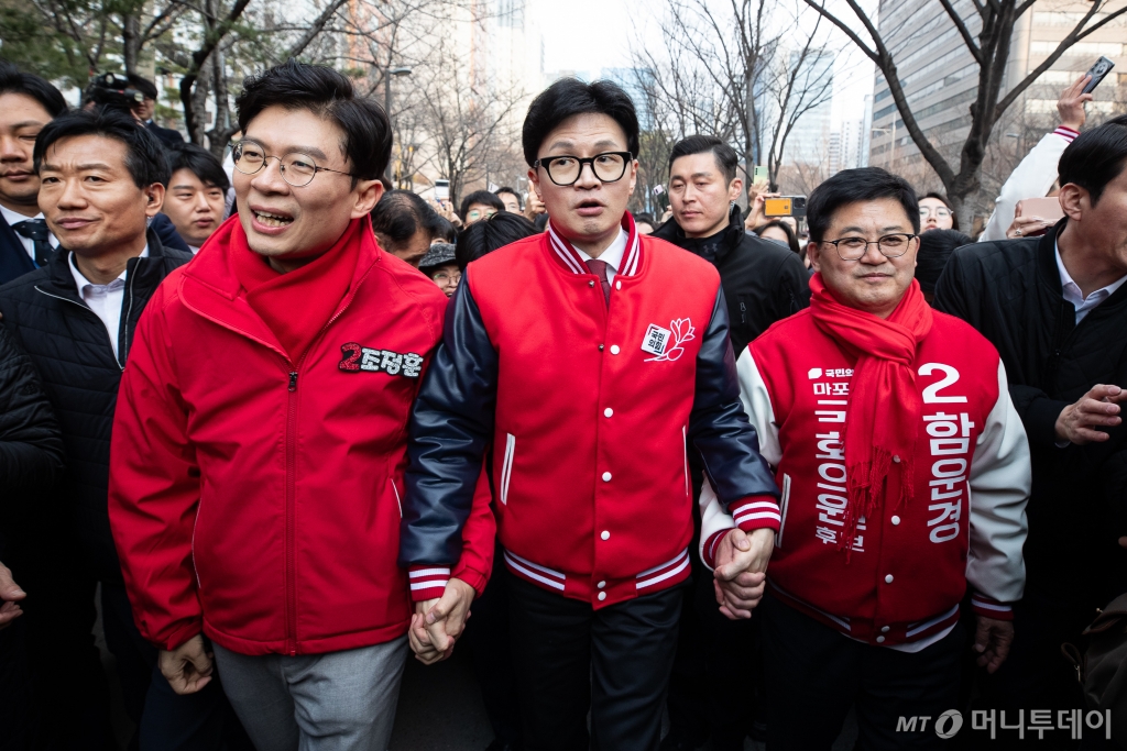 (서울=뉴스1) 유승관 기자 = 한동훈 국민의힘 비상대책위원장이 19일 서울 마포구 경의선 숲길을 찾아 마포갑 조정훈, 마포을 함운경 후보의 손을 잡고 시민들에게 인사하고 있다. 2024.3.19/뉴스1  Copyright © 뉴스1. All rights reserved. 무단 전재 및 재배포,  AI학습 이용 금지. /사진=(서울=뉴스1) 유승관 기자