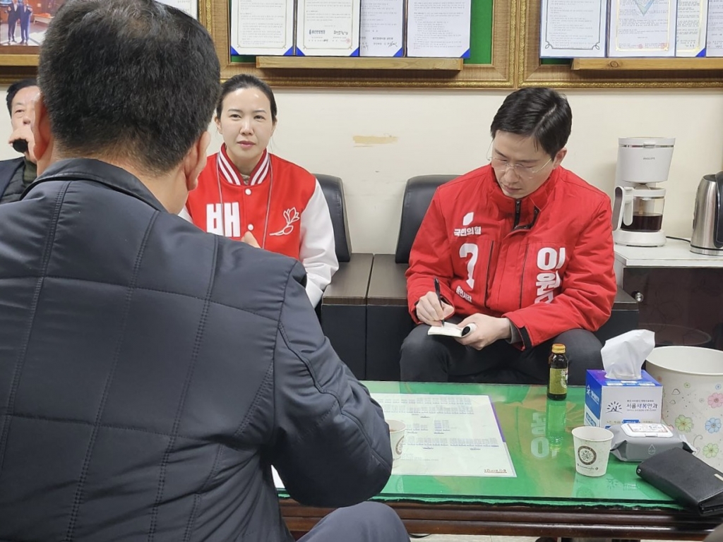 이원모 후보가 용인중앙시장 상인회와 간담회를 진행하고 있다. /사진=정경훈 기자