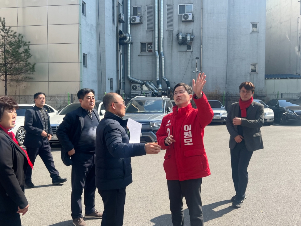 이원모 후보가 용인중앙시장 상인회와 간담회 진행 후 현장을 둘러보고 있다. /사진=박소연 기자