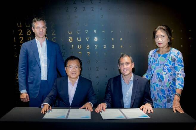 이현재 하남시장(왼쪽 2번째)이 지난해 9월 미국 라스베이거스 현지에서 첨단 공연장 유치를 위한 업무협약을 맺고 폴 웨스트베리 스피어사 총괄 부사장(왼쪽 3번째) 등과 기념촬영을 하고 있다./사진제공=하남시청