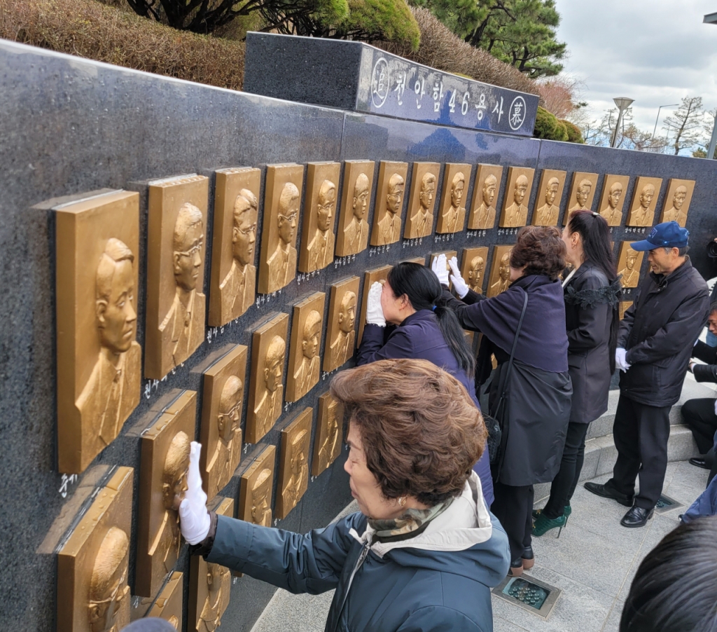 천안함 46용사 가족들이 추모비에 얼굴을 맞대고 가족들을 그리워하고 있다. / 사진=김인한 기자