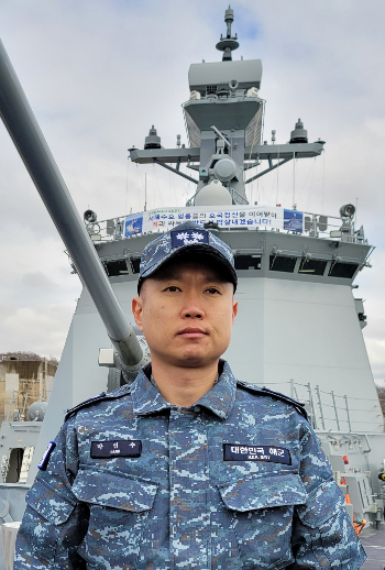 천안함 피격사건 당시 작전관으로 근무했던 박연수 천안함 함장(중령)이 26일 새로운 천안함 위에서 북한이 도발하며 즉각·강력히·끝까지 응징하겠다고 밝히는 모습. / 사진=김인한 기자
