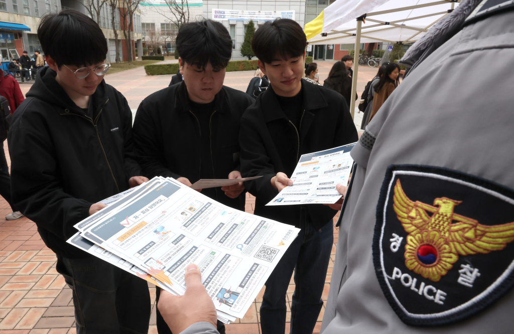 [인천=뉴시스] 전진환 기자 = 25일 인천 연수구 인천대학교에서 진행된 대학생 소비자 피해 예방 캠페인에서 경찰 관계자가 대학생들에게 보이스피싱 대처 요령이 적힌 안내문을 나눠주고 있다./사진=전진환