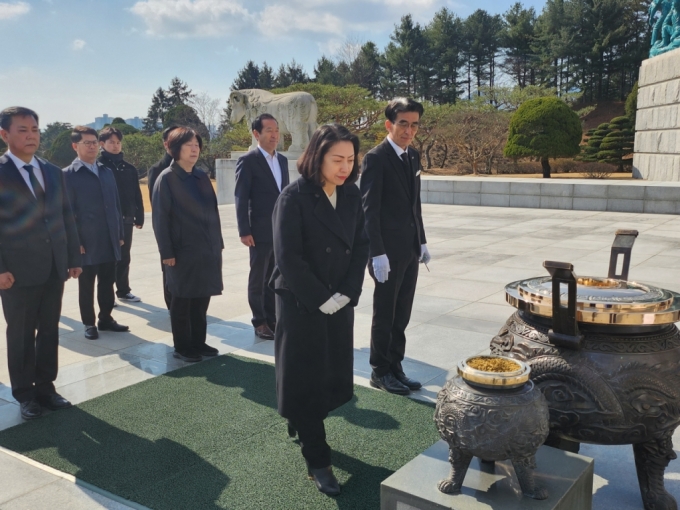 황정아 더불어민주당 대전 유성을 국회의원 후보가 지난 21일 오전 국립대전현충원을 찾아 현충탑에 참배하고 있다./사진=오문영 기자