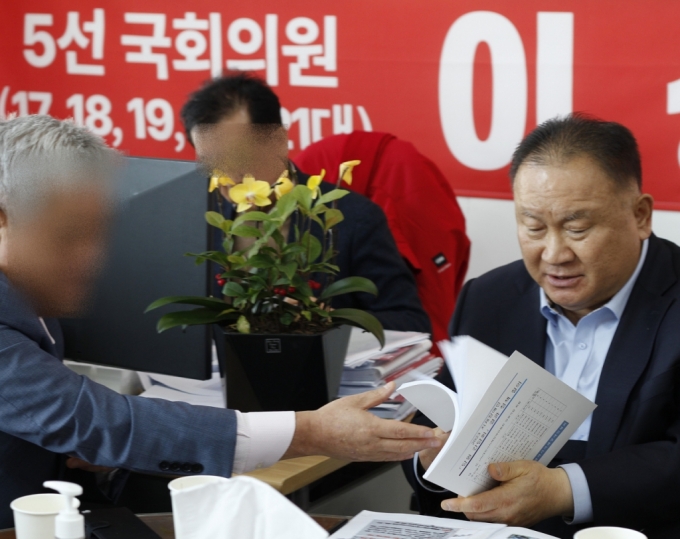 이상민 국민의힘 의원이 지난 21일 오후 3시 대전 유성구 선거사무소에서 장애인단체 건의사항을 전달받고 있다. 대전지체장애인협회는 창립 이래 처음으로 국민의힘 후보 지지에 나섰다고 한다. / 사진=김인한 기자
