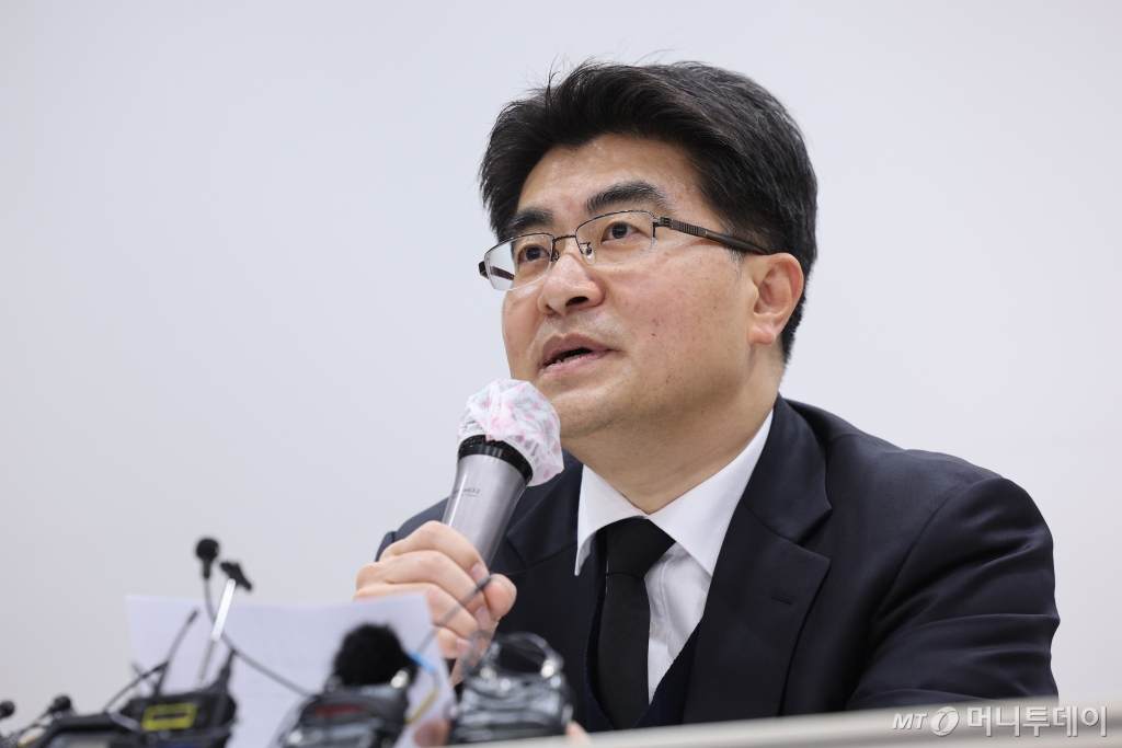 방재승 서울대학교 의과대학 교수협의회 비상대책위원장이 25일 오후 서울 종로구 서울대학교병원에서 열린 비대위 비상총회를 마친 후 결과 브리핑을 하고 있다.  서울대 의대 교수들은 이날부터 자발적 사직서를 제출하기로 했다./사진=(서울=뉴스1) 신웅수 기자