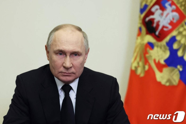 블라디미르 푸틴 러시아 대통령이 23일(현지시간) 모스크바에서 크라스노고르스크의 크로커스 시티홀서 발생한 무장 괴한들의 총기 테러와 관련한 대국민 연설을 갖고 "테러범들이 우크라이나 방향으로 도주했는데, 우크라이나 쪽에 국경을 넘을 수 있는 창구가 마련돼 있었다고 한다"고 밝히고 있다. 2024. 3. 24 ⓒ AFP=뉴스1