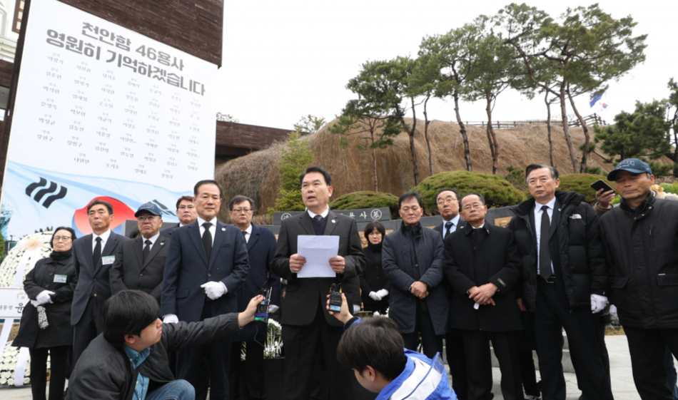 26일 오전 경기도 평택시 해군 제2함대사령부에서 열린 '제14주기 천안함 46용사 추모식'에서 유가족들이 기자회견을 하고 있다. / 사진=뉴스1