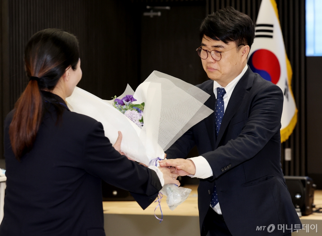 [서울=뉴시스] 김진아 기자 = 42대 대한의사협회 회장에 당선된 임현택 대한소아청소년의사회장이 26일 서울 용산구 대한의사협회 회관에서 열린 제42대 대한의사협회 회장 선거 결선 개표에서 꽃다발을 받고 있다. 2024.03.26. bluesoda@newsis.com /사진=김진아