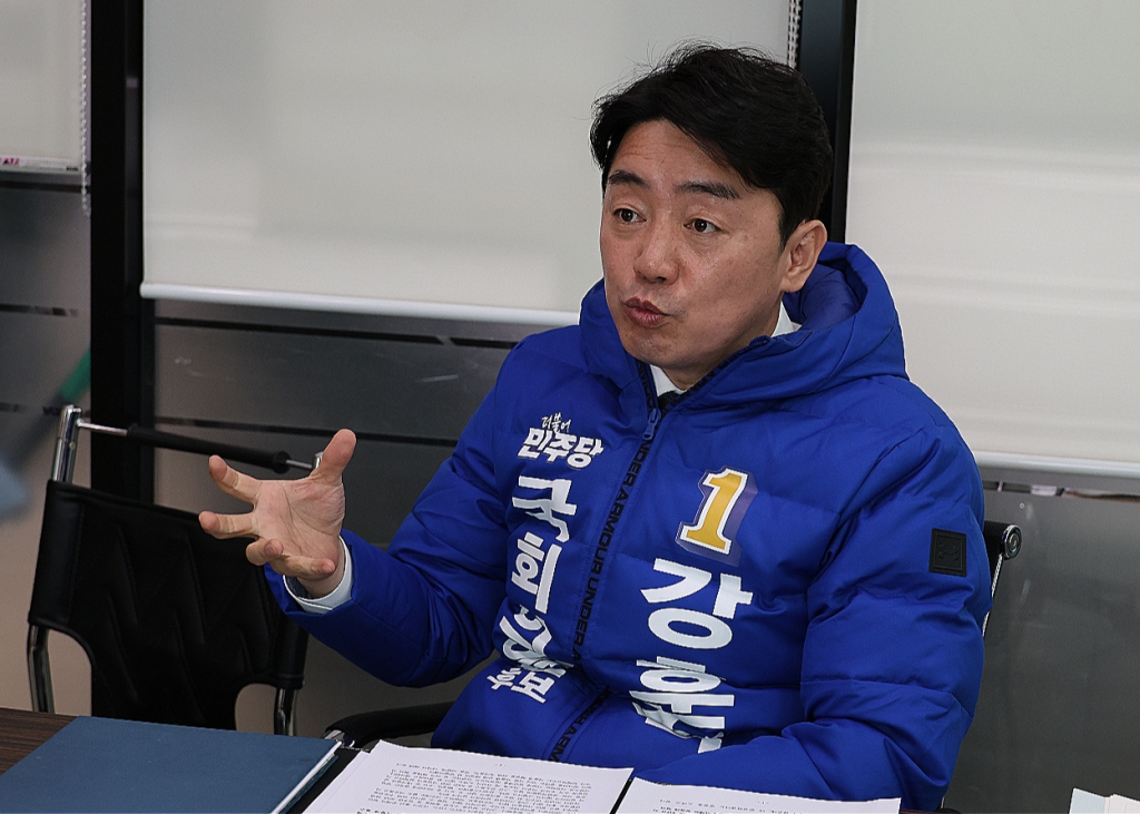 강훈식 더불어민주당 의원이 지난 25일 충남 아산시 배방읍에 위치한 선거 캠프에서 머니투데이 더300(the300)과 인터뷰를 진행하고 있다./사진=강 의원 캠프 제공