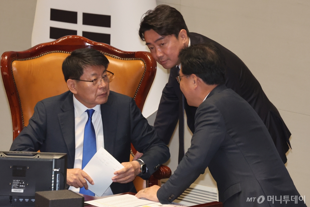 (서울=뉴스1) 황기선 기자 = 서삼석 국회 예결위원장(왼쪽부터)과 강훈식 더불어민주당 간사, 송언석 국민의힘 간사가 8일 서울 여의도 국회에서 열린 예산결산특별위원회 전체회의에서 신원식 국방부 장관 출석과 관련해 대화를 나누고 있다. 2023.11.8/뉴스1  Copyright © 뉴스1. All rights reserved. 무단 전재 및 재배포,  AI학습 이용 금지. /사진=(서울=뉴스1) 황기선 기자