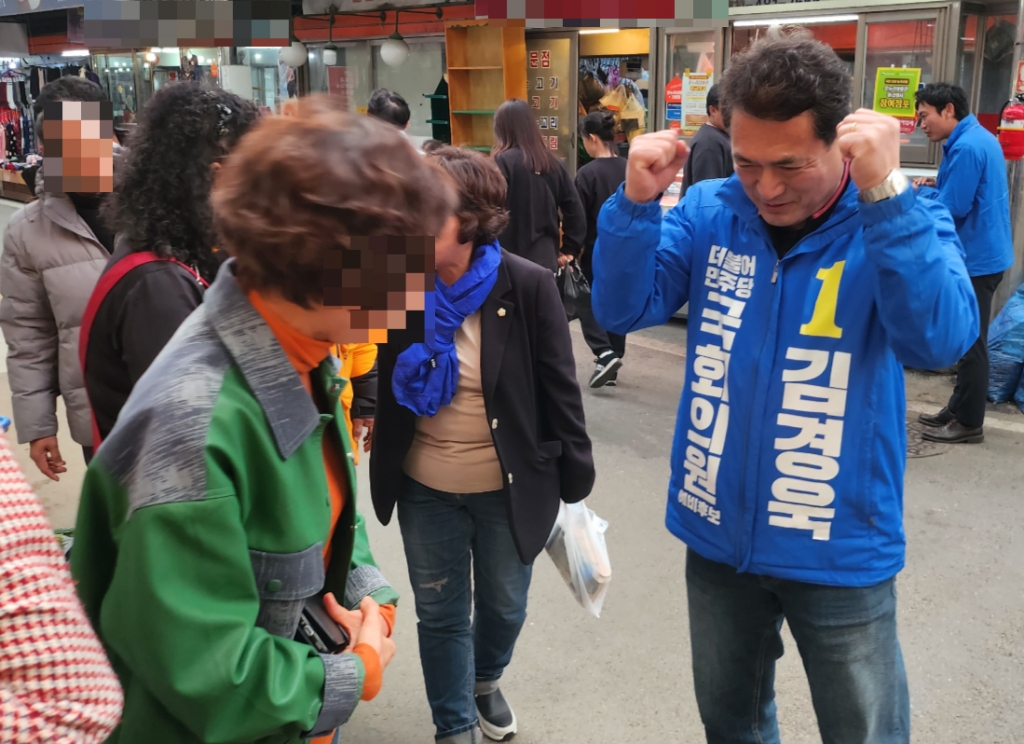 4·10 총선에서 충북 충주 선거구에 출마하는 김경욱 더불어민주당 후보가 지난 23일 오후 충북 충주시 충의동 자유시장에서 행인들에게 인사하는 모습./사진=오문영 기자