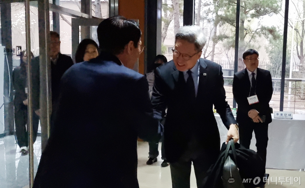 [베이징(중국)=뉴시스] 박정규 특파원 = 제22대 국회의원선거 재외국민 투표 첫날인 27일 정재호 주중국한국대사가 중국 베이징 차오양구 주중한국대사관에 마련된 재외투표소에 들어서고 있다. 재외국민 투표는 오는 4월 1일까지 해외 115개국 220개 투표소에서 진행된다. 재외 유권자는 14만7000여 명이다. 2024.03.27. pjk76@newsis.com /사진=류현주