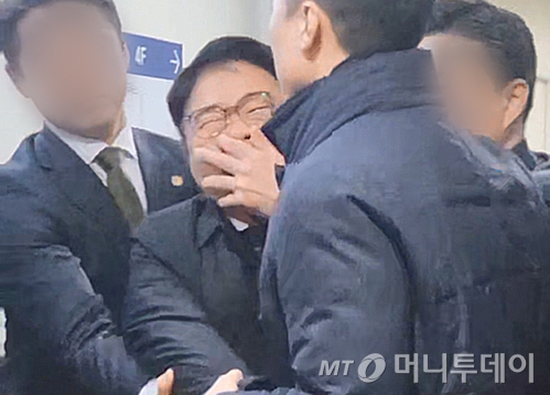 (서울=뉴스1) = 임현택 대한의사협회 제42대 회장 당선자가 지난달 윤 대통령 참석 행사에서 경호처 직원들에게 '입틀막'(입을 틀어막힘) 당한 채  끌려 나가는 모습.(임현택 회장 제공) 2024.3.27/뉴스1  Copyright © 뉴스1. All rights reserved. 무단 전재 및 재배포,  AI학습 이용 금지. /사진=(서울=뉴스1)