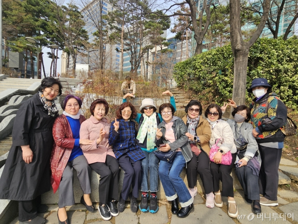 27일 오후 서울 송파구 석촌호수 벚꽃축제에 참여하러 온 최임숙씨(가운데)와 친구들. /사진=정세진 기자 