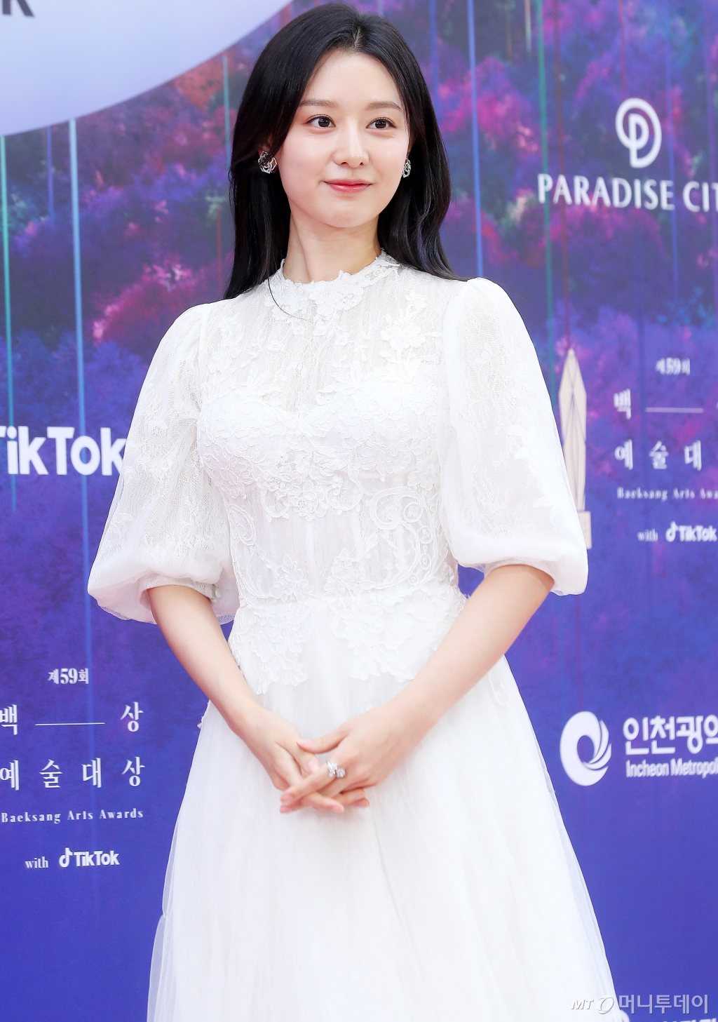 배우 김지원이 28일 오후 인천 중구 파라다이스시티에서 진행된 '제59회 백상예술대상' 레드카펫 행사에 참석해 포즈를 취하고 있다. '백상예술대상'은 지난 1년간 TV·영화·연극 분야에서 활약한 대중문화 예술계 종사자들이 총출동해 축제를 즐기고 서로를 격려하는 자리다. 2023.04.28