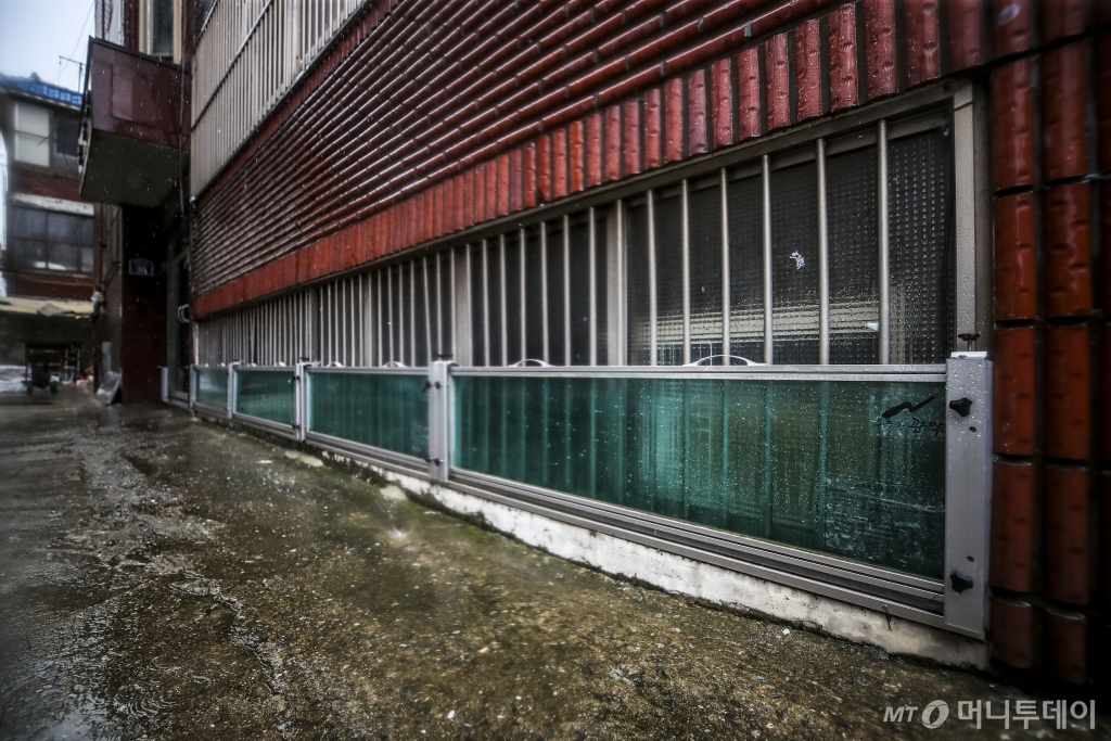 지난해 7월 서울 관악구 신사동 한 반지하 주택에 차수판이 설치됐다./사진=뉴시스