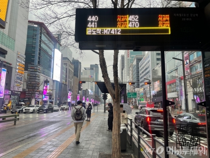 28일 오전 8시 서울 강남역 인근 중앙 버스차로. 버스 번호 옆에 도착 예정 시간 대신 '차고지'라고 표시돼 있다. /사진=김지성 기자