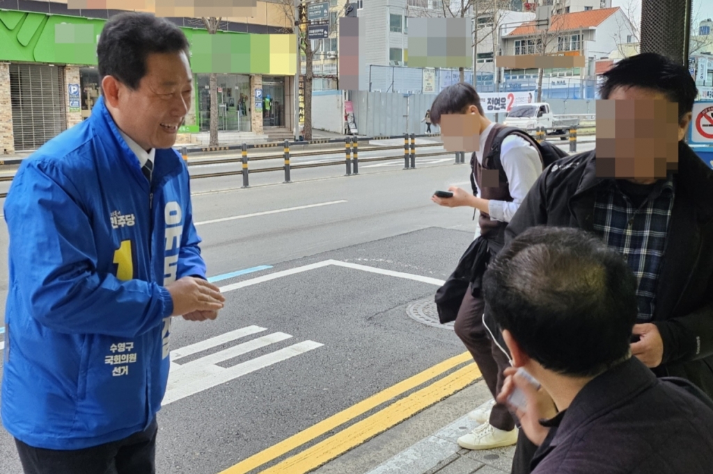 유동철 더불어민주당 후보는 지난 28일 오전 6시30분쯤 광안리해수욕장에서 수영교차로 방향으로 걸어가며 출근길에 오른 시민들과 인사를 나눴다./사진=이승주 기자