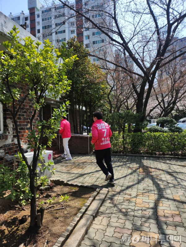 장예찬 무소속 부산 수영구 국회의원 후보가 27일 선거운동을 하며 뛰어다니고 있다./사진=안채원 기자.