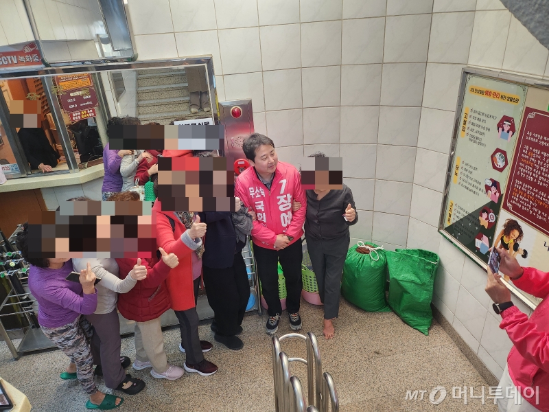 장예찬 무소속 부산 수영구 국회의원 후보가 27일 수영구 주민들과 사진을 찍고 있다./사진=안채원 기자.