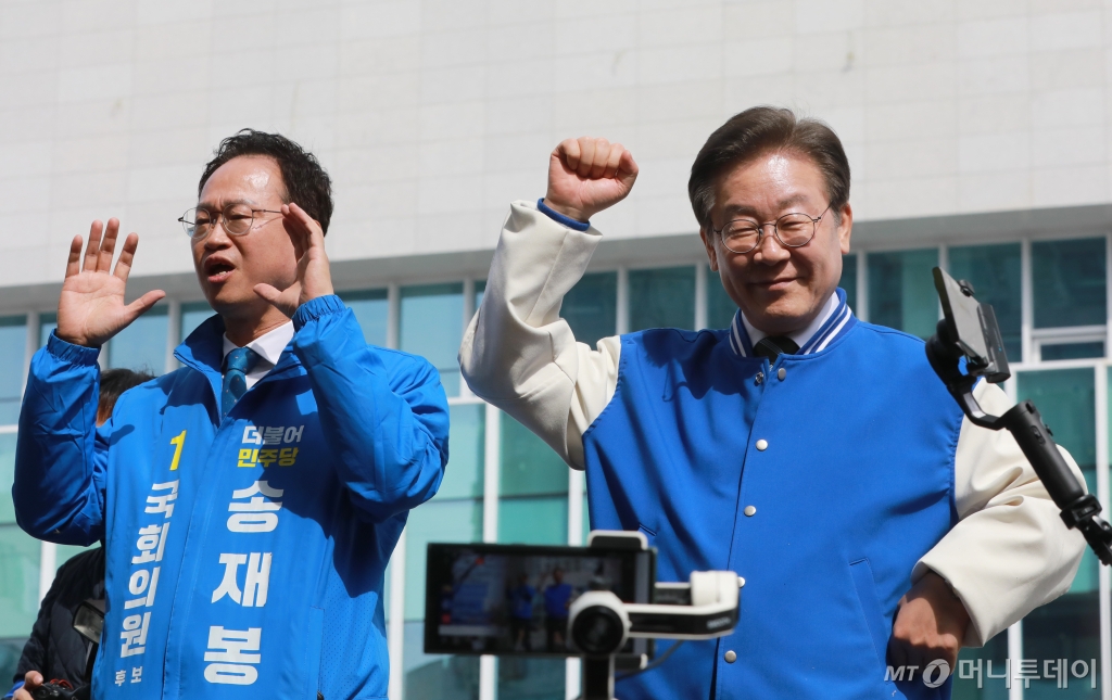 (청주=뉴스1) 김용빈 기자 = 이재명 더불어민주당 대표가 27일 오후 충북 청주시 청원구 오창읍에서 송재봉 후보의 지지를 호소하고 있다. 2024.3.27/뉴스1  Copyright © 뉴스1. All rights reserved. 무단 전재 및 재배포,  AI학습 이용 금지. /사진=(청주=뉴스1) 김용빈 기자