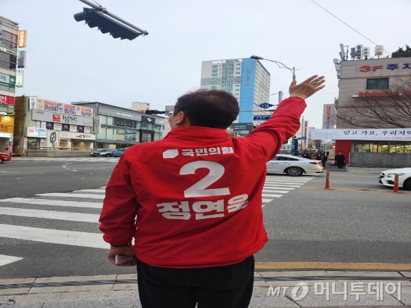 정연욱 국민의힘 부산 수영구 국회의원 후보가 27일 수영구 주민들을 향해 인사하고 있다./사진=안채원 기자